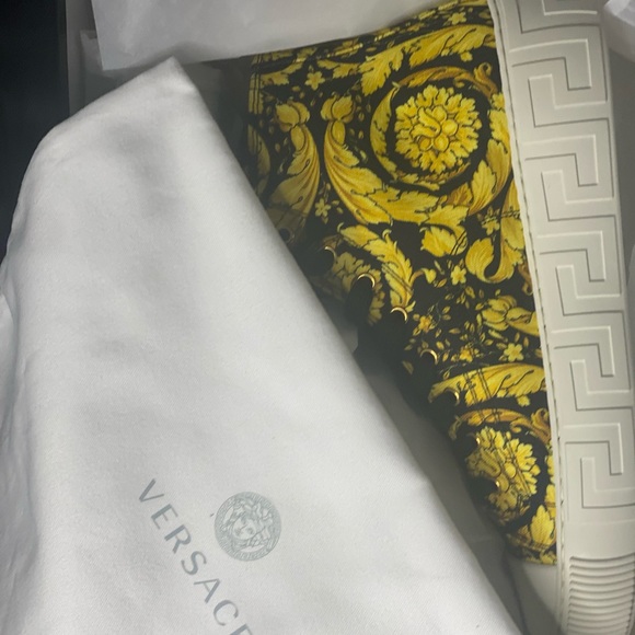 👑🌟🔥STUNNING VERCSACE SNEAKERS 🔥🌟👑 - Picture 10 of 12